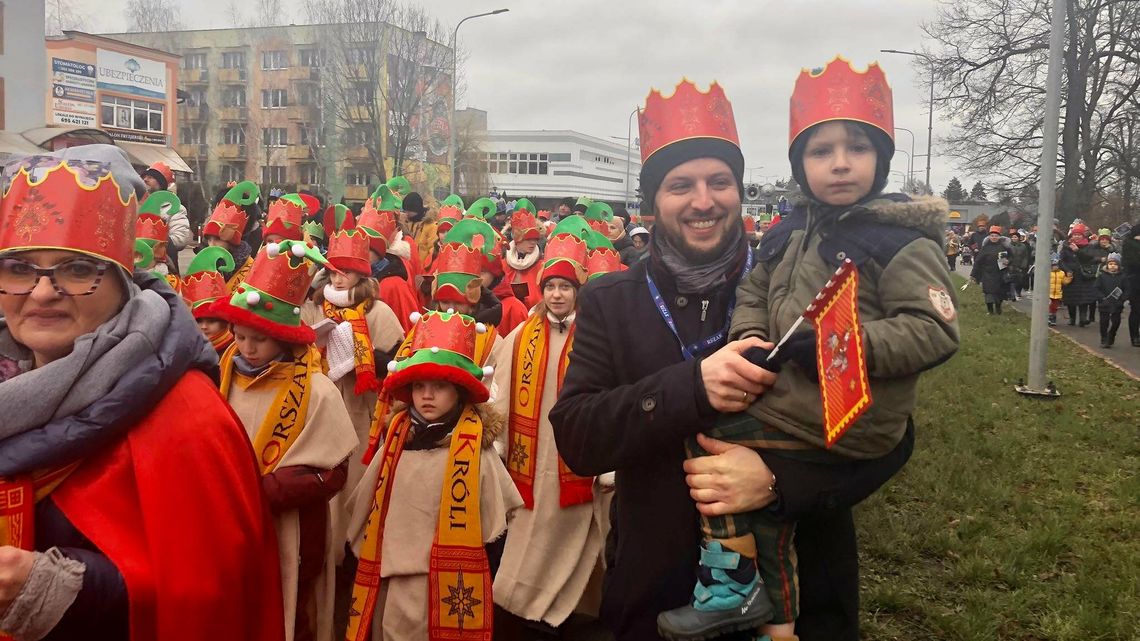 W koronach i z kolędami. Orszak Trzech Króli przeszedł przez Zamość