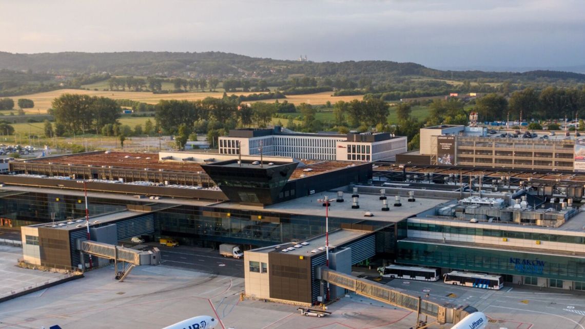 W Krakowie samolot z Antalyi podczas lądowania wypadł z pasa, trwa ewakuacja pasażerów