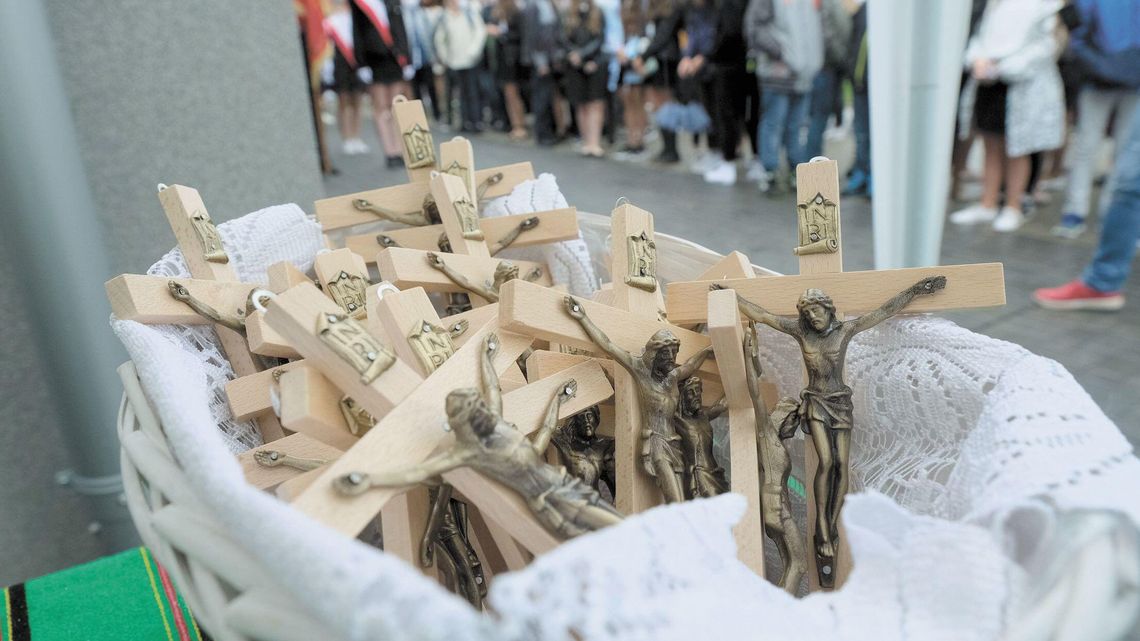 W liceach uczniowie rezygnują z religii. Dla jednych to kwestia wiary, dla innych obciążenie