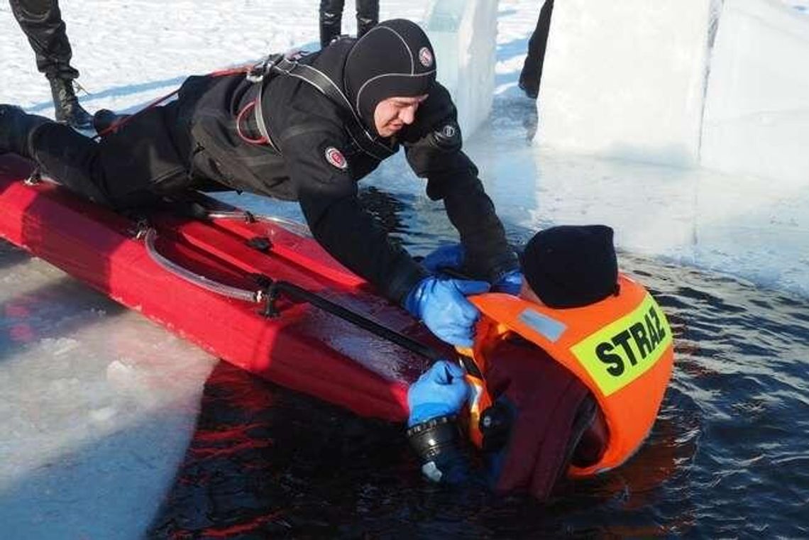 W lodowatej wodzie przeżyjemy 5 minut. Jak sobie radzić w razie wypadku?