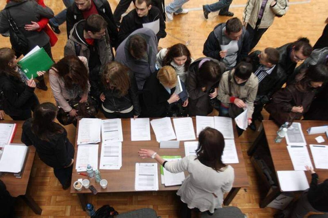 W Lubelskiem spadła liczba bezrobotnych. Kto daje pracę, a kto zwalnia?