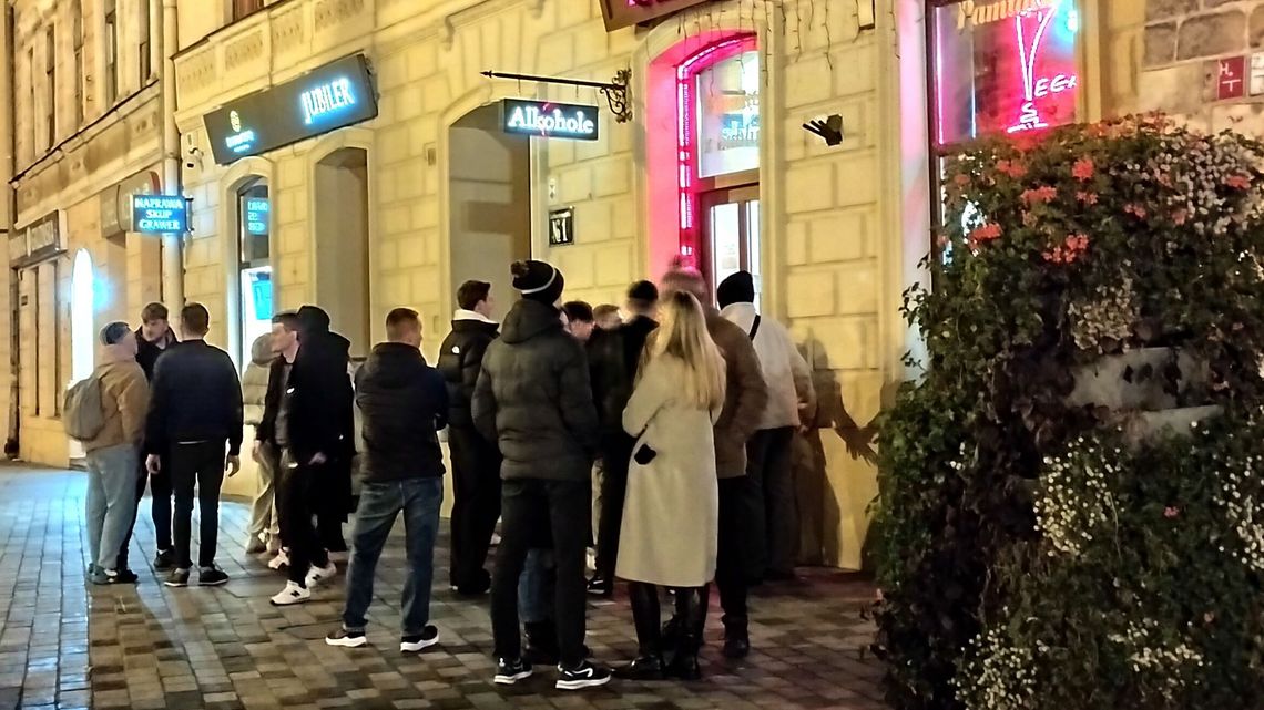 W Lublinie łatwiej nocą zamknąć sklepy, niż karać pijących na ławce W Lublinie łatwiej nocą zamknąć sklepy, niż karać pijących na ławce