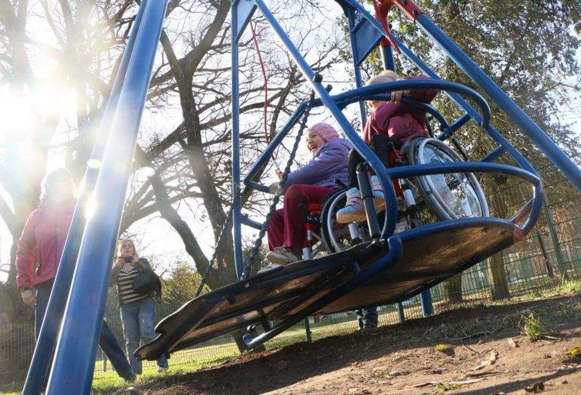 W Lublinie stanęła pierwsza huśtawka dla dzieci na wózkach inwalidzkich W Lublinie stanęła pierwsza huśtawka dla dzieci na wózkach inwalidzkich