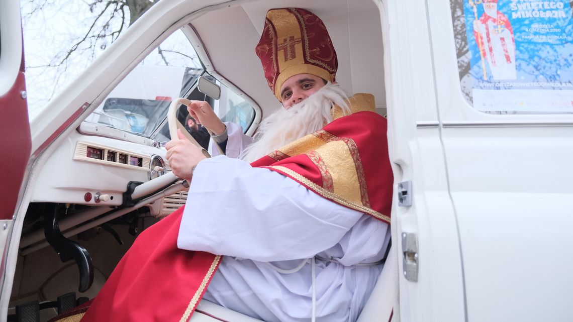 W Lublinie święty Mikołaj siadł za kółkiem i pojechał z prezentami do małych pacjentów