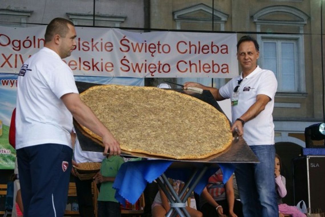 W Lublinie upiekli cebularza giganta. Rekord świata W Lublinie upiekli cebularza giganta. Rekord świata
