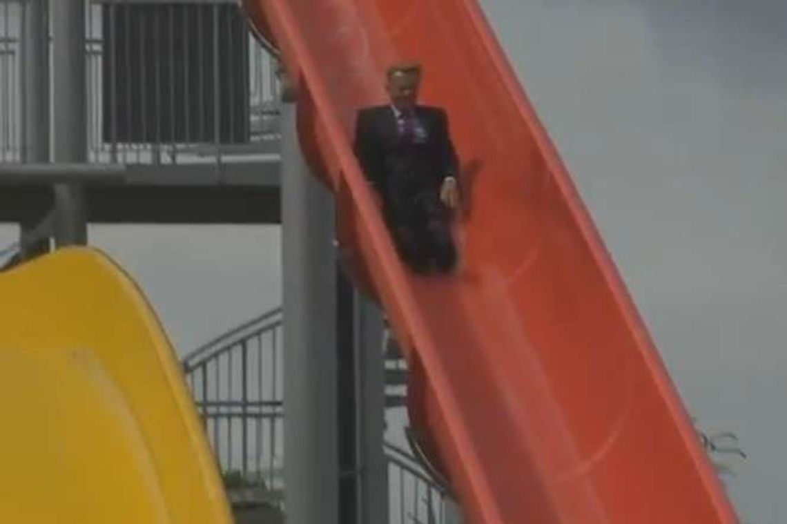 W mieście otworzyli baseny po modernizacji. Burmistrz zjechał do wody w garniturze