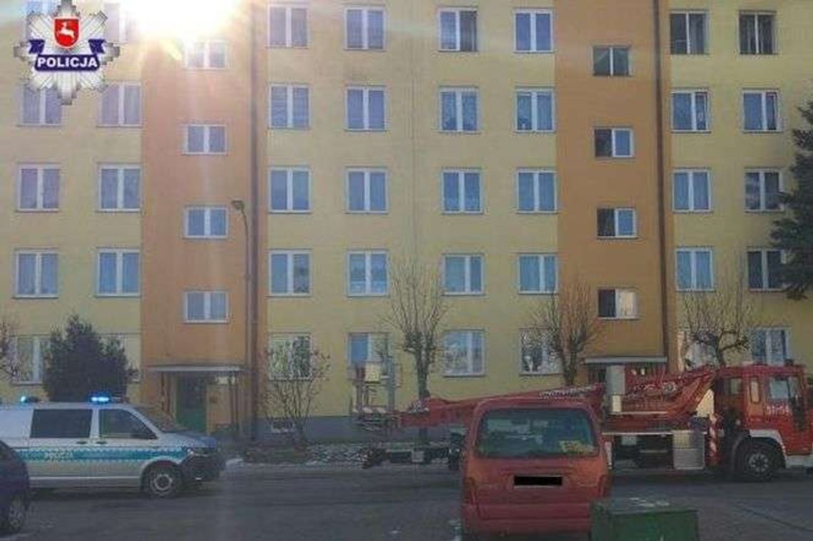 W mieszkaniu wybuchł pożar. 69-latka trafiła do szpitala 