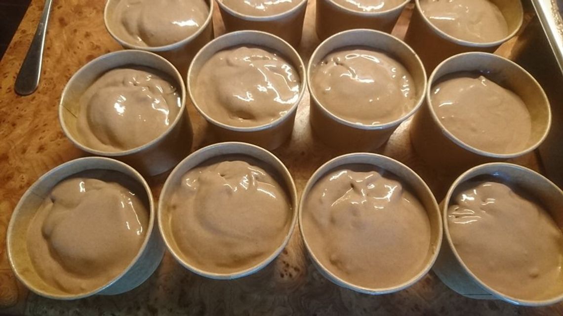 W niedzielę po mszy ksiądz sprzedaje lody. Tak zbiera pieniądze na remont kościoła W niedzielę po mszy ksiądz sprzedaje lody. Tak zbiera pieniądze na remont kościoła