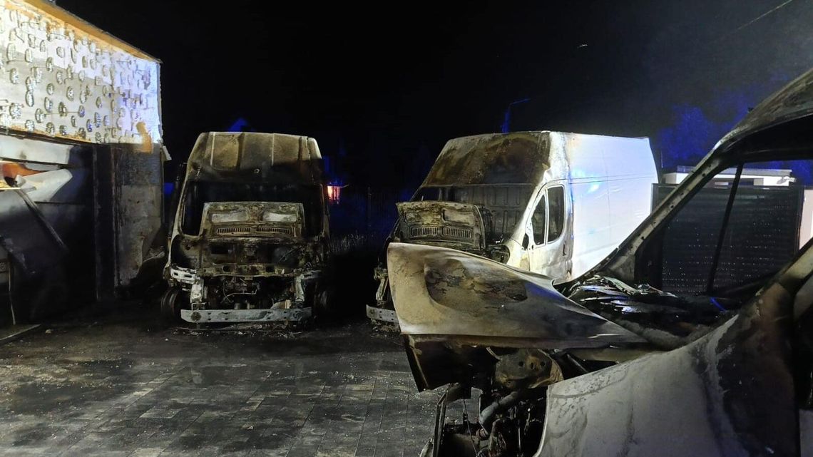 W nocy ktoś podpalił busy pod Łukowem. Znany detektyw mówi o "porachunkach"