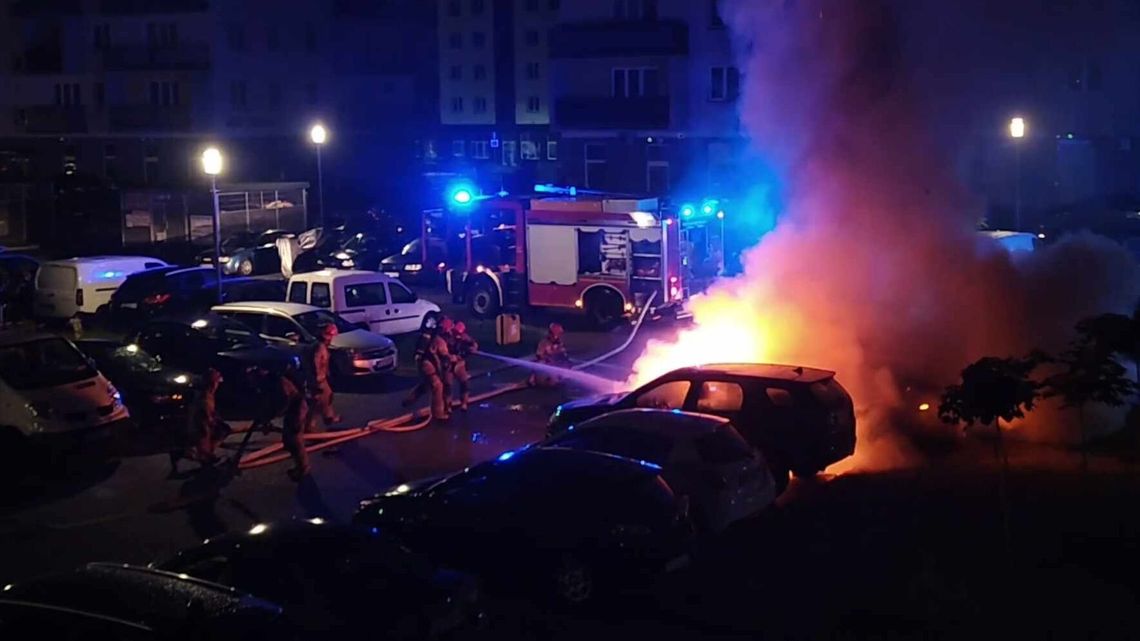 W nocy ktoś podpalił samochody na parkingu przy bloku 