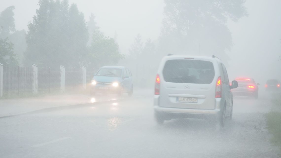 W nocy może solidnie powiać i zagrzmieć