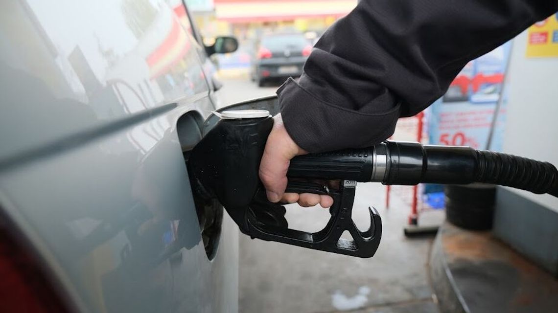 W nocy na drodze skończyło im się paliwo. Rodzinie z Ukrainy pomogli policjanci