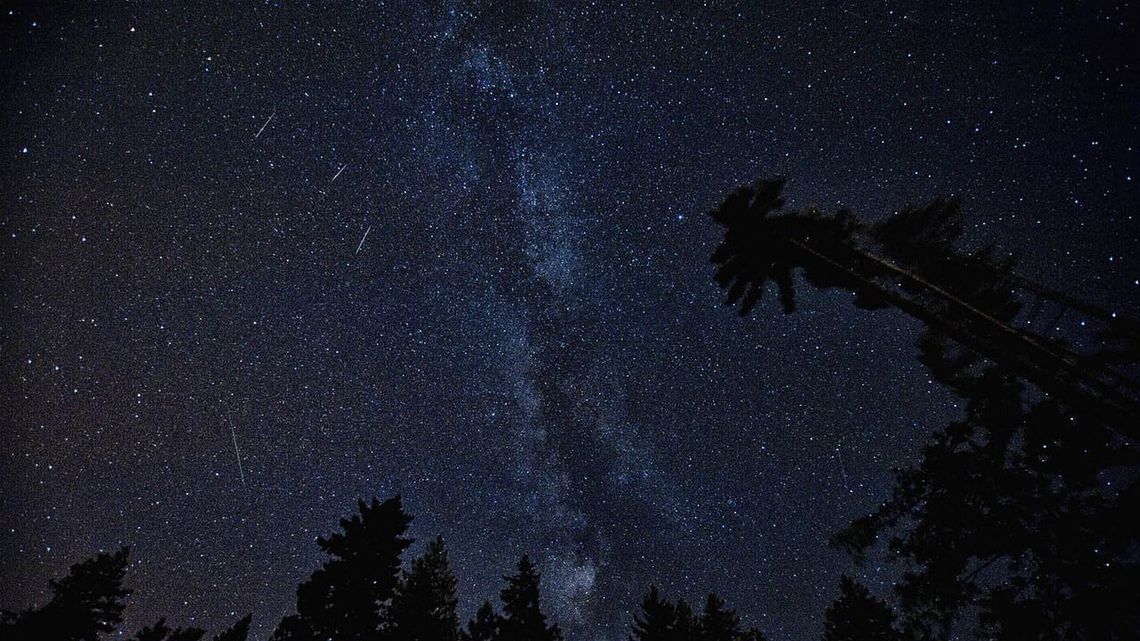 W nocy warto spojrzeć w niebo. Przed nami noc spadających gwiazd W nocy warto spojrzeć w niebo. Przed nami noc spadających gwiazd