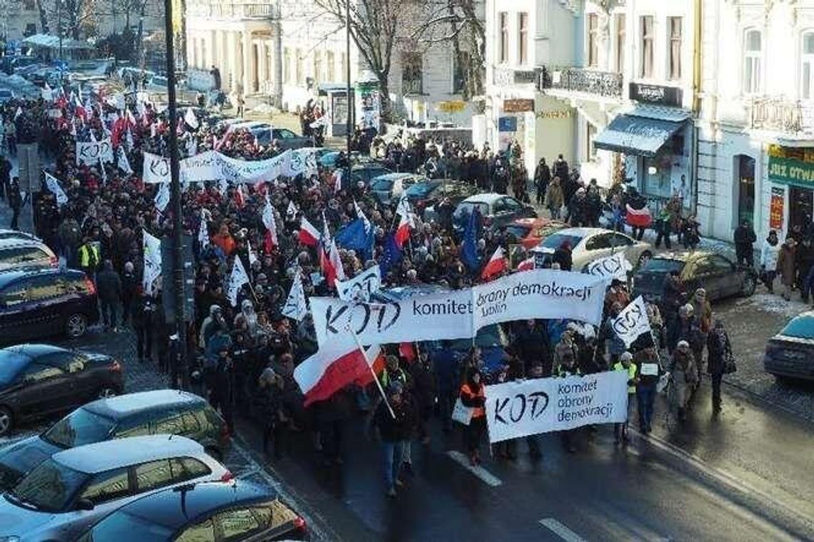 "W obronie naszej wolności". KOD manifestował. Narodowcy też przyszli (zdjęcia)