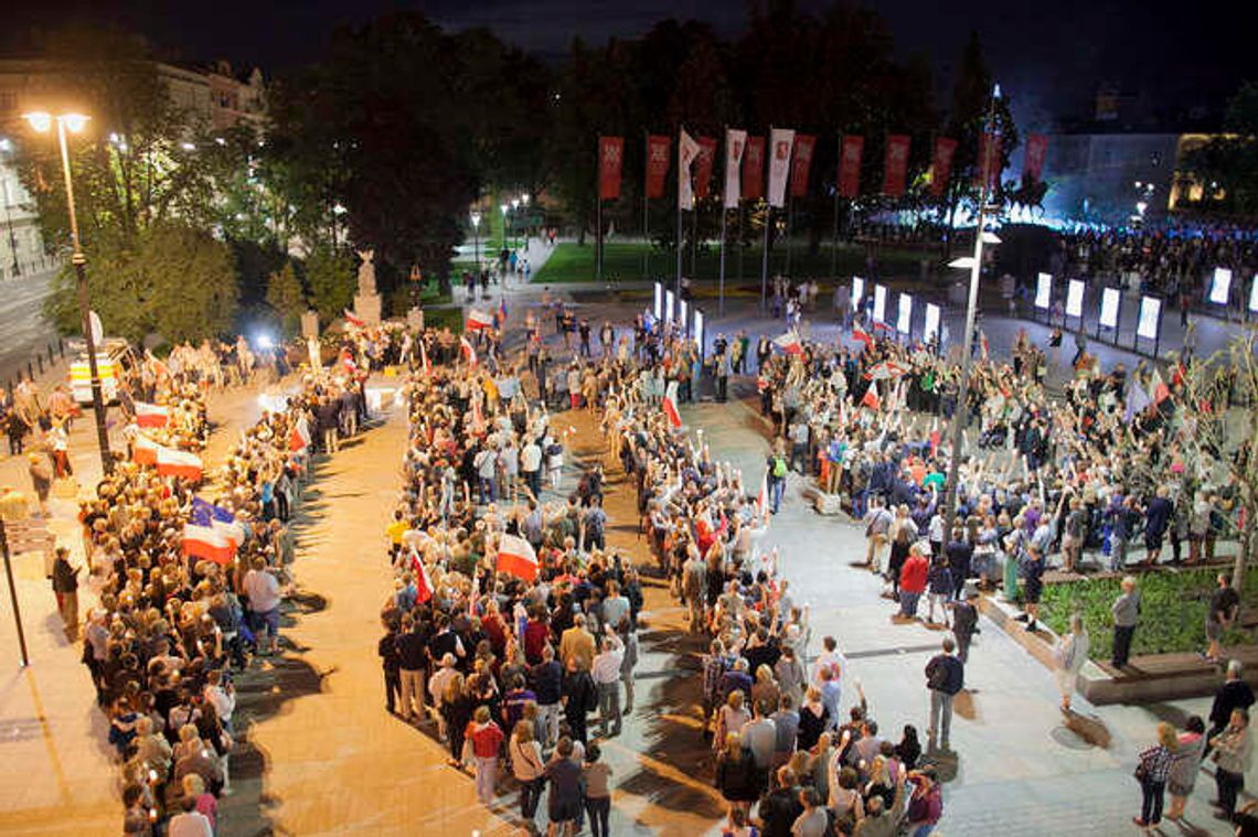 W obronie sądów chcą protestować do skutku. Wielki napis VETO utworzony z ludzi