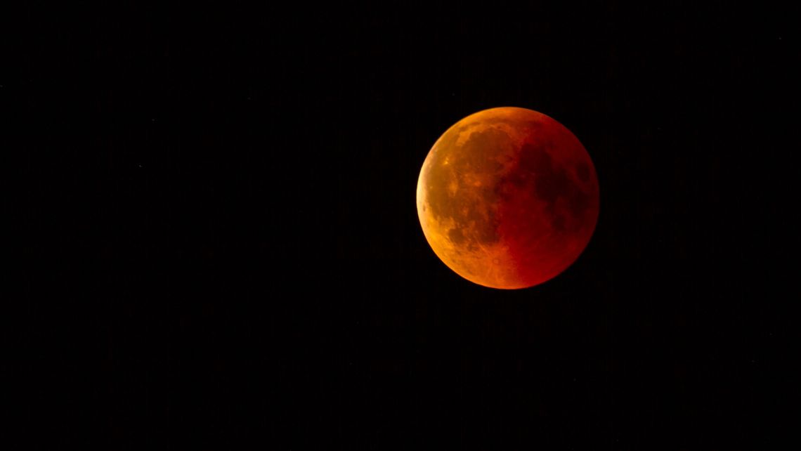 W piątek częściowe zaćmienie Księżyca. O której godzinie zobaczymy "truskawkowy Księżyc"?