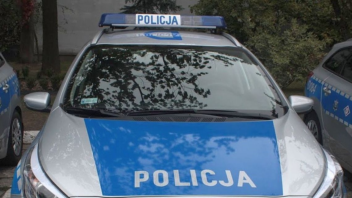 W piżamie i klapkach chodził po ulicy. Zauważyli go policjanci W piżamie i klapkach chodził po ulicy. Zauważyli go policjanci