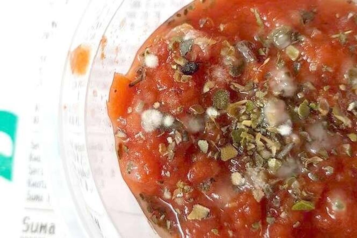 W pizzerii dostała sos pomidorowy z pleśnią. "Wyglądał, jakby stał tam co najmniej tydzień"