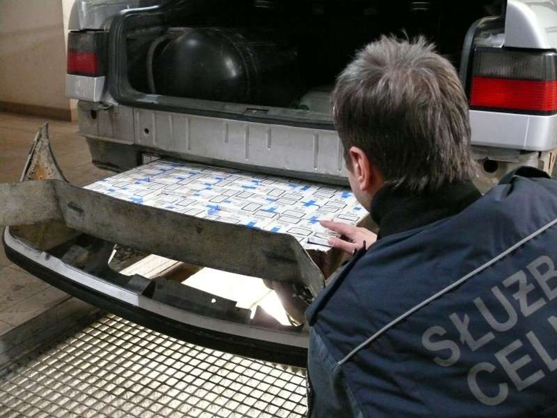 W podłodze bagażnika ukrył papierosy