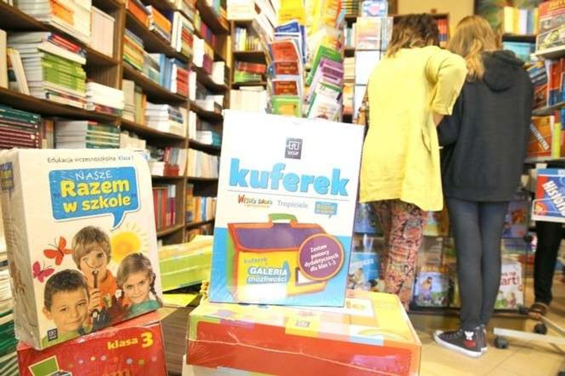 W pogoni za podręcznikami szkolnymi. Jakie książki powinni kupować uczniowie?