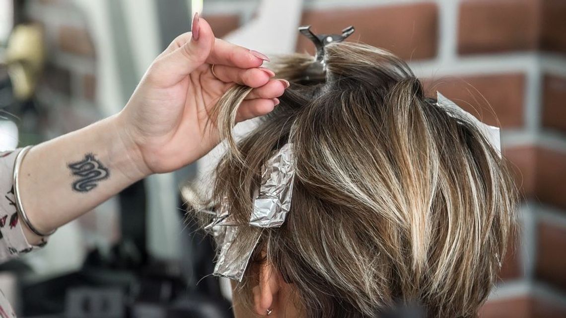 W poniedziałek do fryzjera, we wtorek na manicure. "Panie bardzo tęsknią za zadbaniem o wygląd"