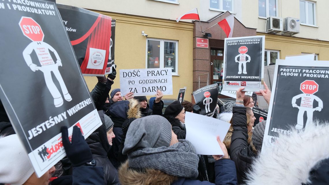 W prokuraturze w Lublinie zarabiają nawet 1530 zł na rękę. Pracownicy wyszli na ulicę [wideo]