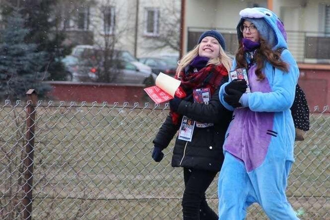 W przebraniach, z uśmiechem i serduszkiem. Zimno ale Orkiestra gra [zdjęcia]