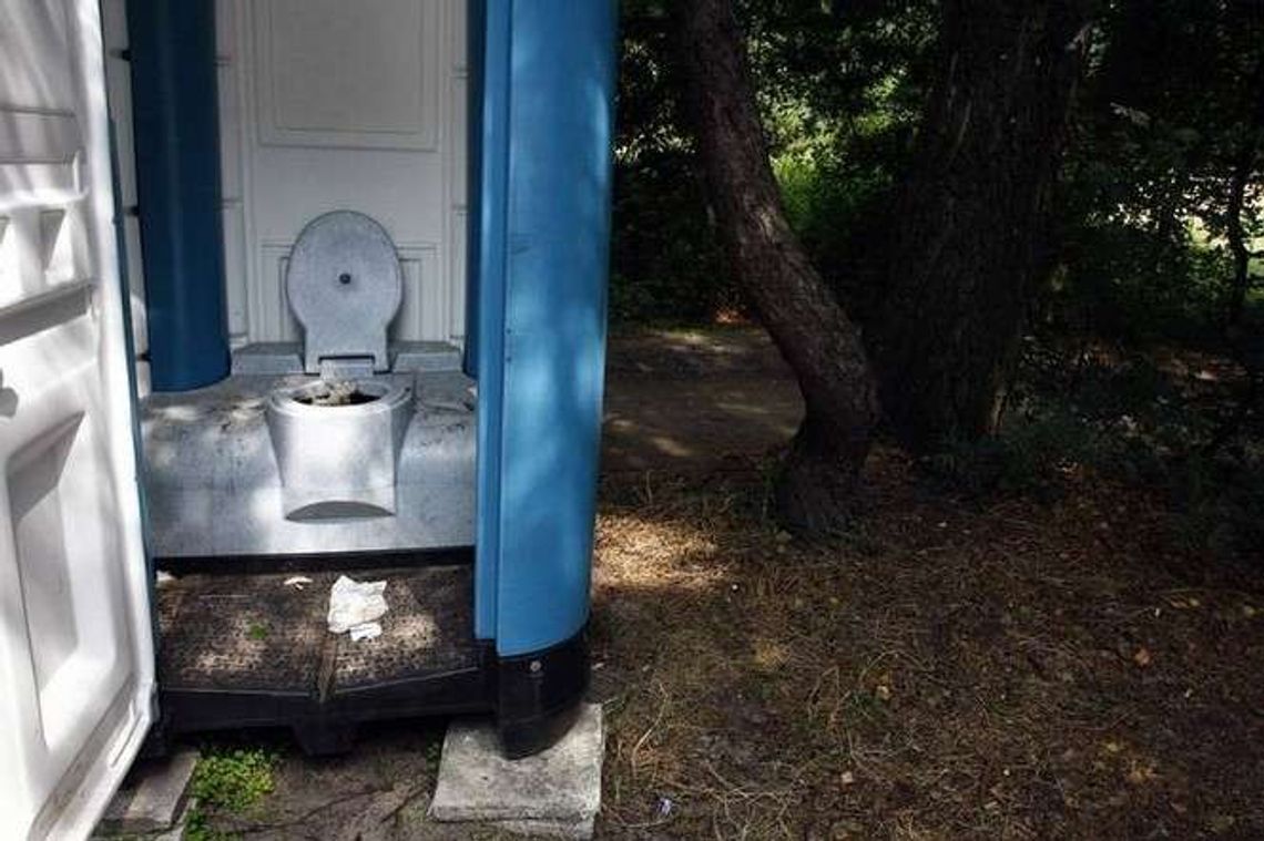 W przenośnej toalecie znaleziono po festynie ciało mężczyzny