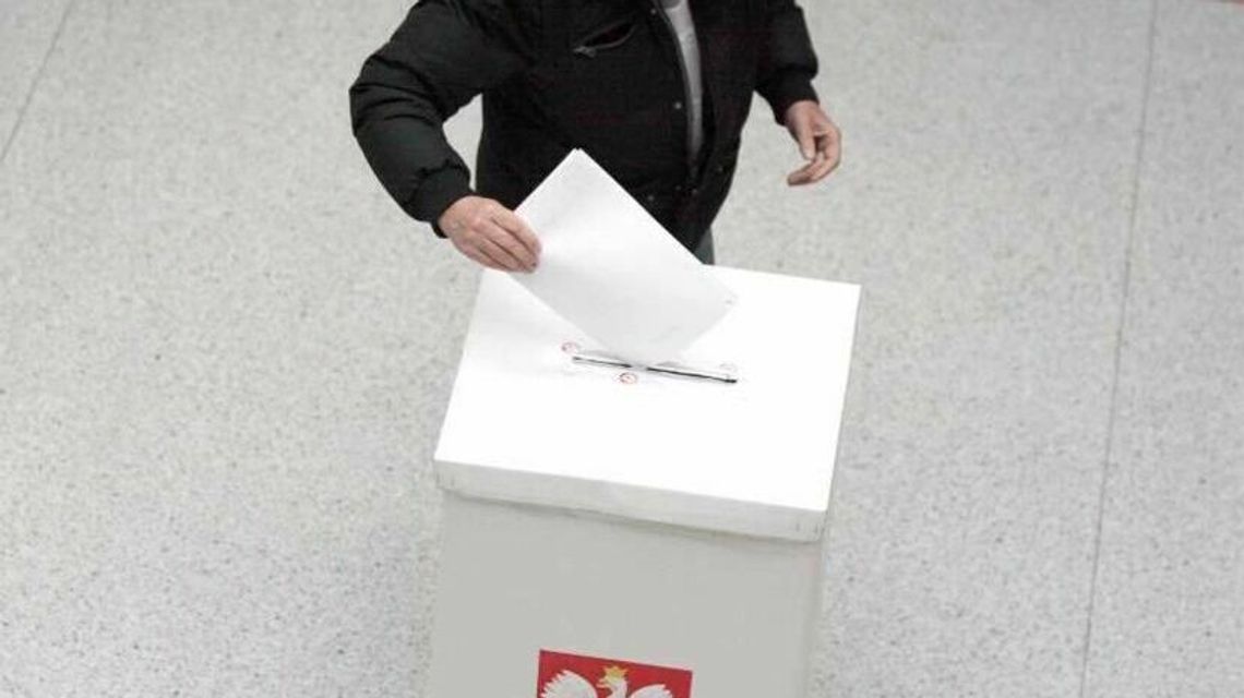 W przypływie złości wywrócił urnę wyborczą. Był mężem zaufania