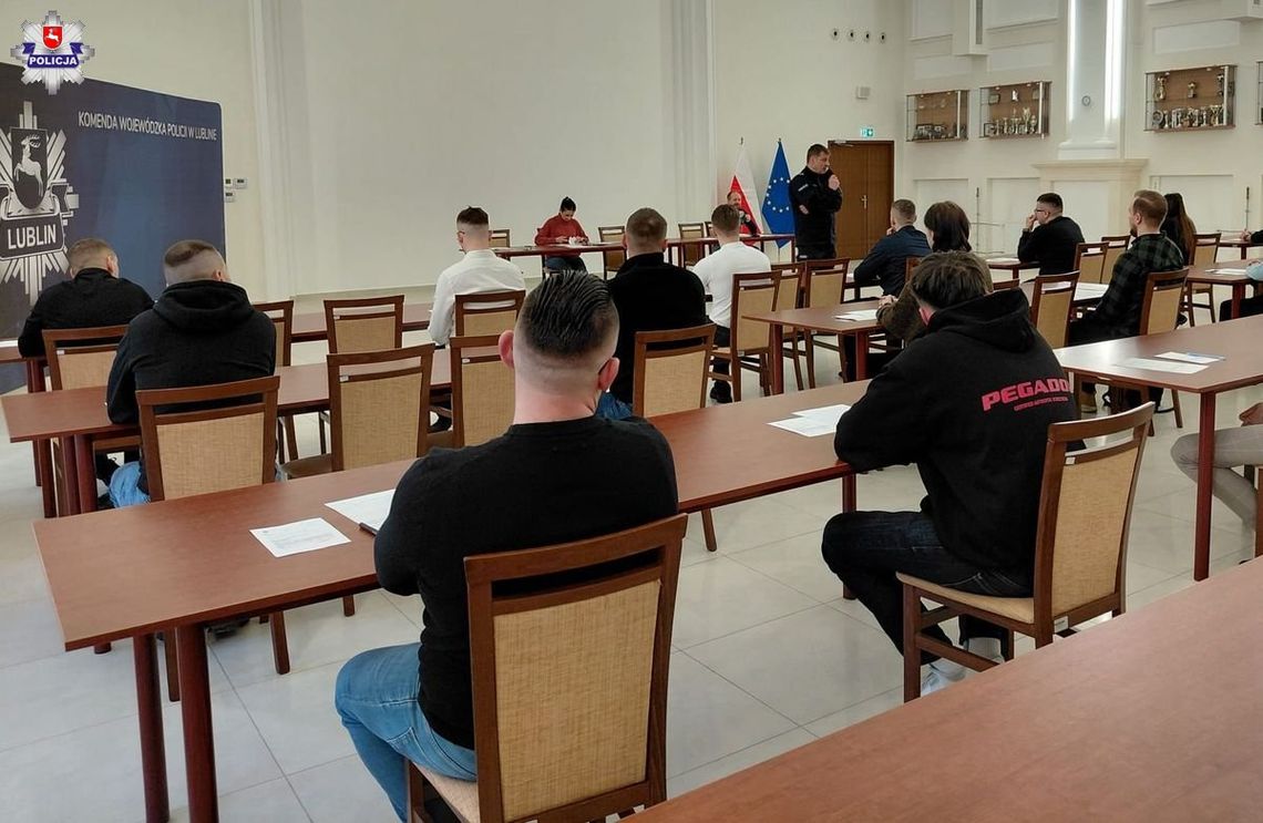 W przyszłości założą mundur? 51 kandydatów stara się wstąpić w szeregi policji Rekrutacja do policji w Lublinie. Kandydaci podczas spotkania informacyjnego w KWP