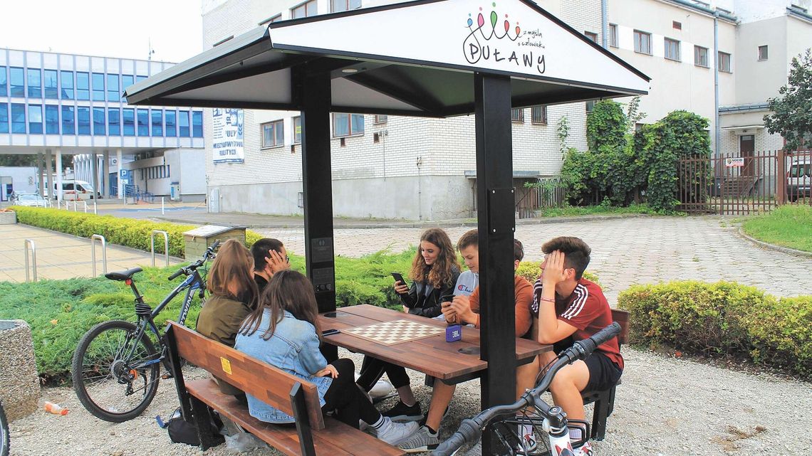 W Puławach powstała wiata do ładowania urządzeń elektrycznych. Tylko gdzie ten prąd?