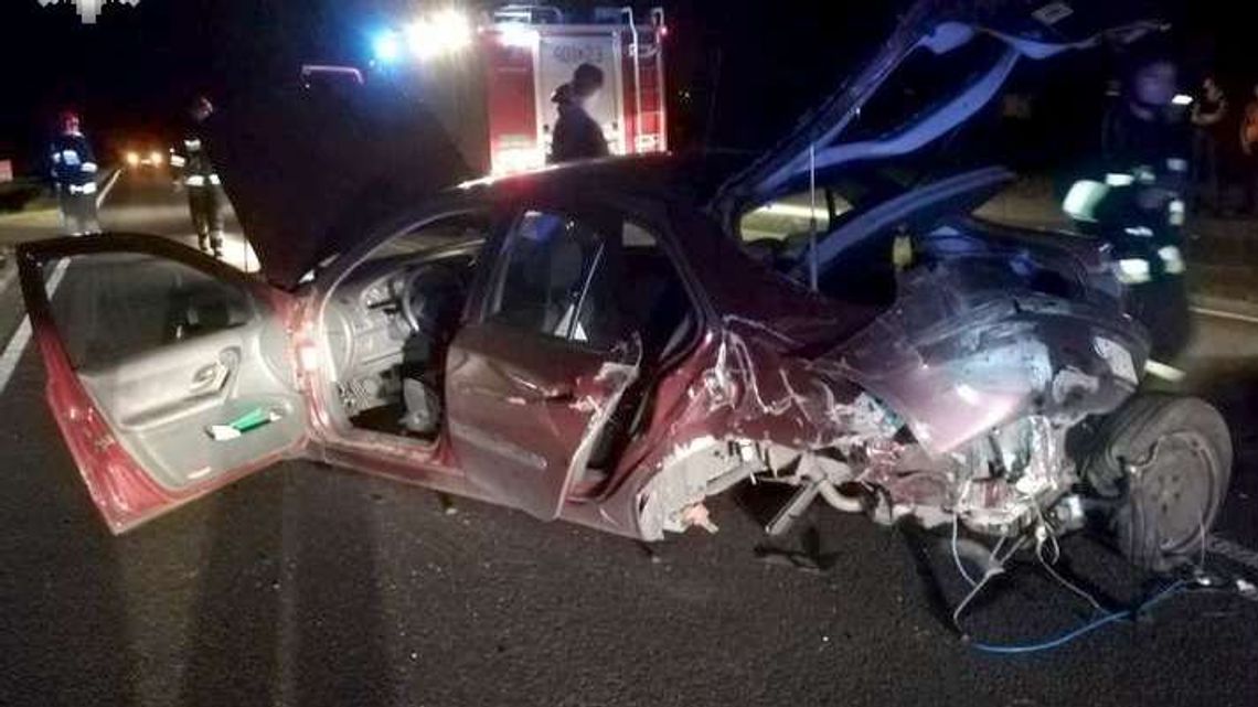 W renault wyrwało koła. O krok od tragedii na ścieżce rowerowej