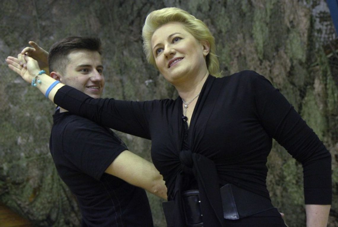 W salsie kobieta rozkwita