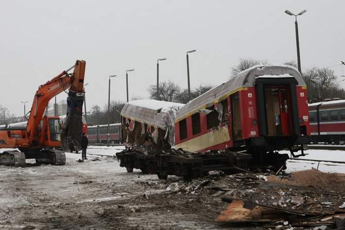 W Słupsku tną tabor kolejowy na żyletki (zdjęcia)