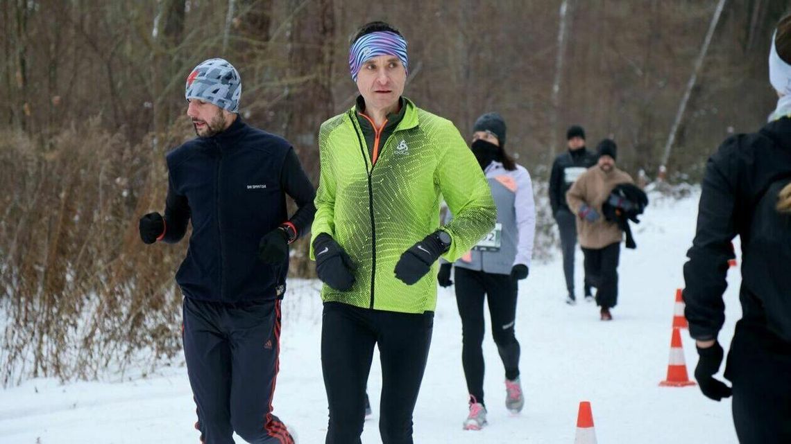 W śnieżnej aurze biegali wokół zalewu