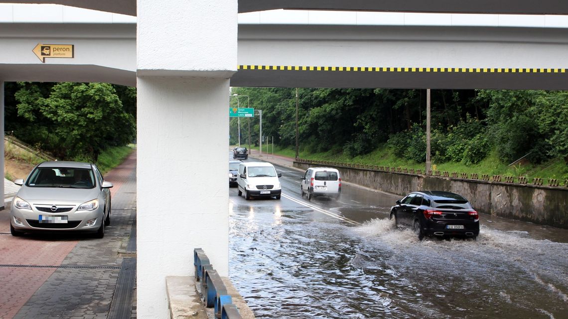 W sprawie zalewanej Partyzantów w Puławach nadal pat. Zbada ją hydrolog W sprawie zalewanej Partyzantów w Puławach nadal pat. Zbada ją hydrolog