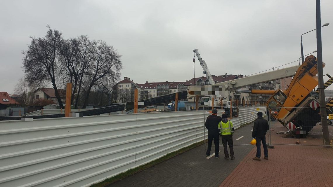 W Świdniku dźwig podnosił 400-kilogramową płytę. Kostka brukowa nie wytrzymała obciążenia