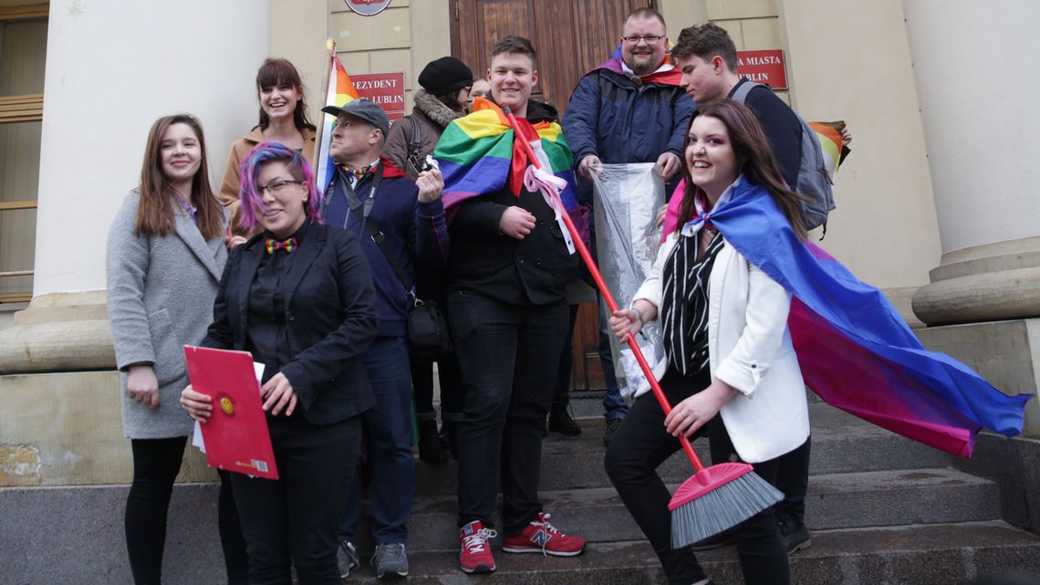 W Świdniku przyjęli stanowisko ws. ideologii LGBT. W Lublinie wymiatali homofobię [wideo]