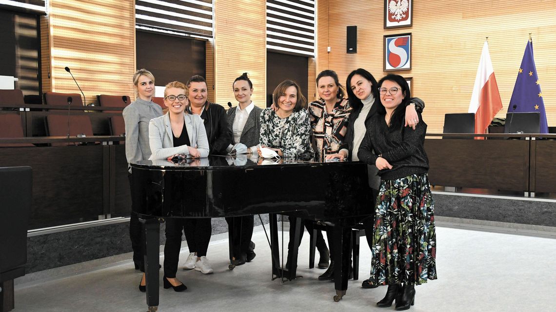 W szkołach będą punkty z podpaskami i tamponami. To nie jedyna inicjatywa Świdnickiej Rady Kobiet