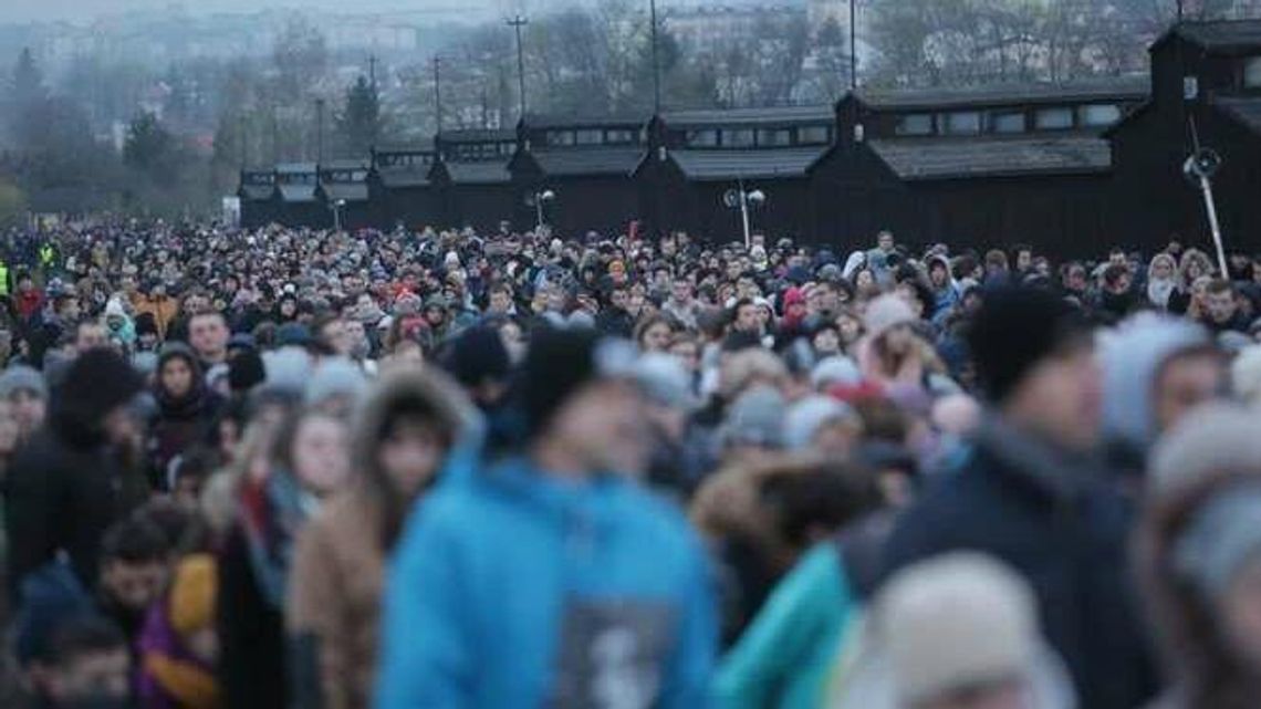 W tej drodze krzyżowej idzie kilka tysięcy osób. A piątek pomodlą się o pokój W tej drodze krzyżowej idzie kilka tysięcy osób. A piątek pomodlą się o pokój