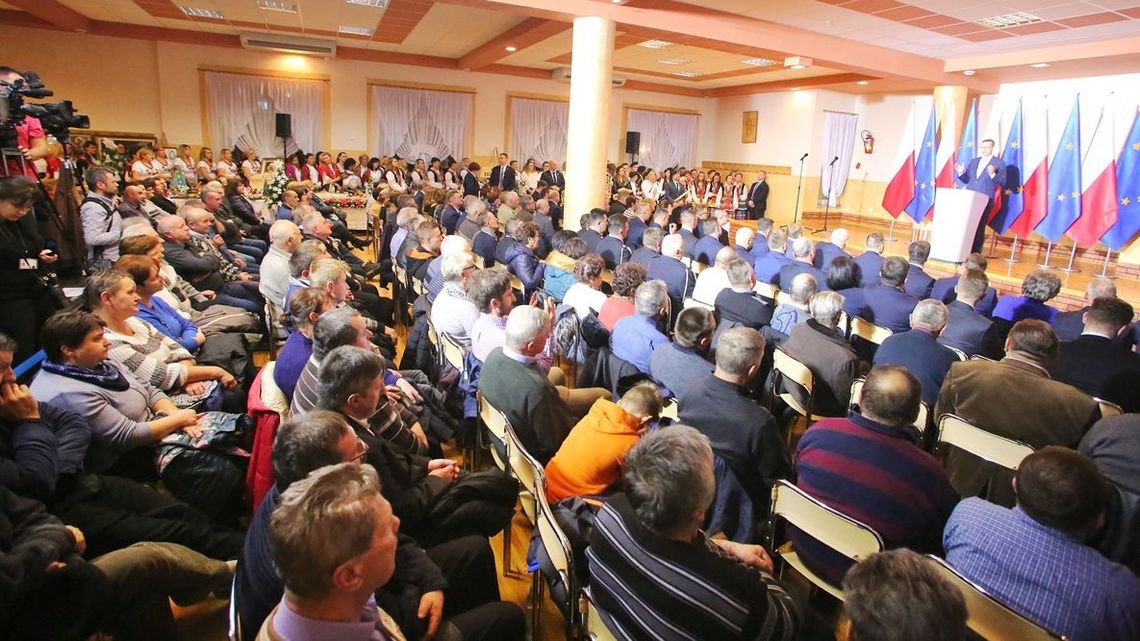 W tej gminie w Lubelskiem prawie wszyscy głosują na PiS. Przyjechał premier Morawiecki, sala pękała w szwach