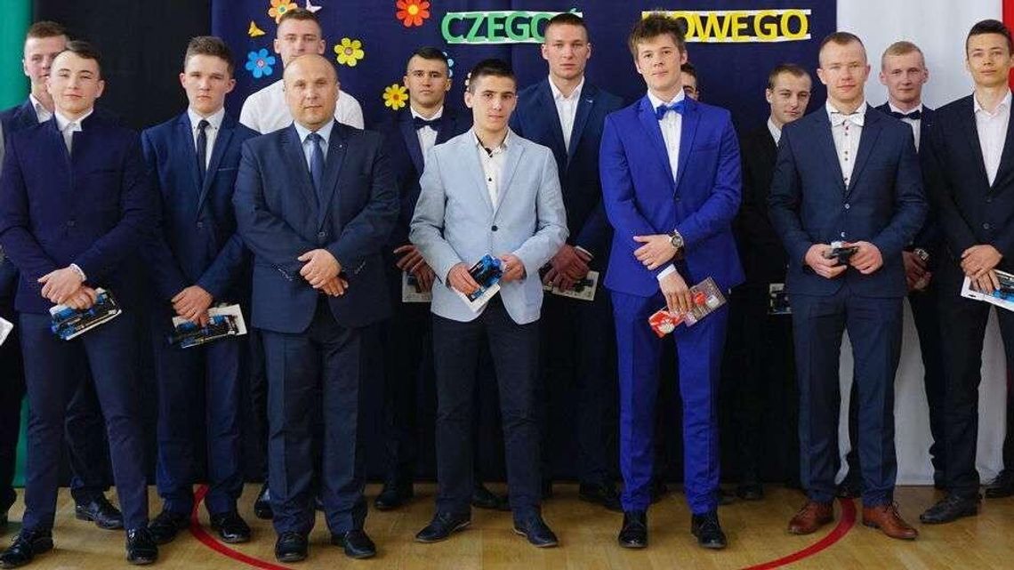 W tej szkole absolwenci oprócz świadectw dostali także "przepustki do pracy"