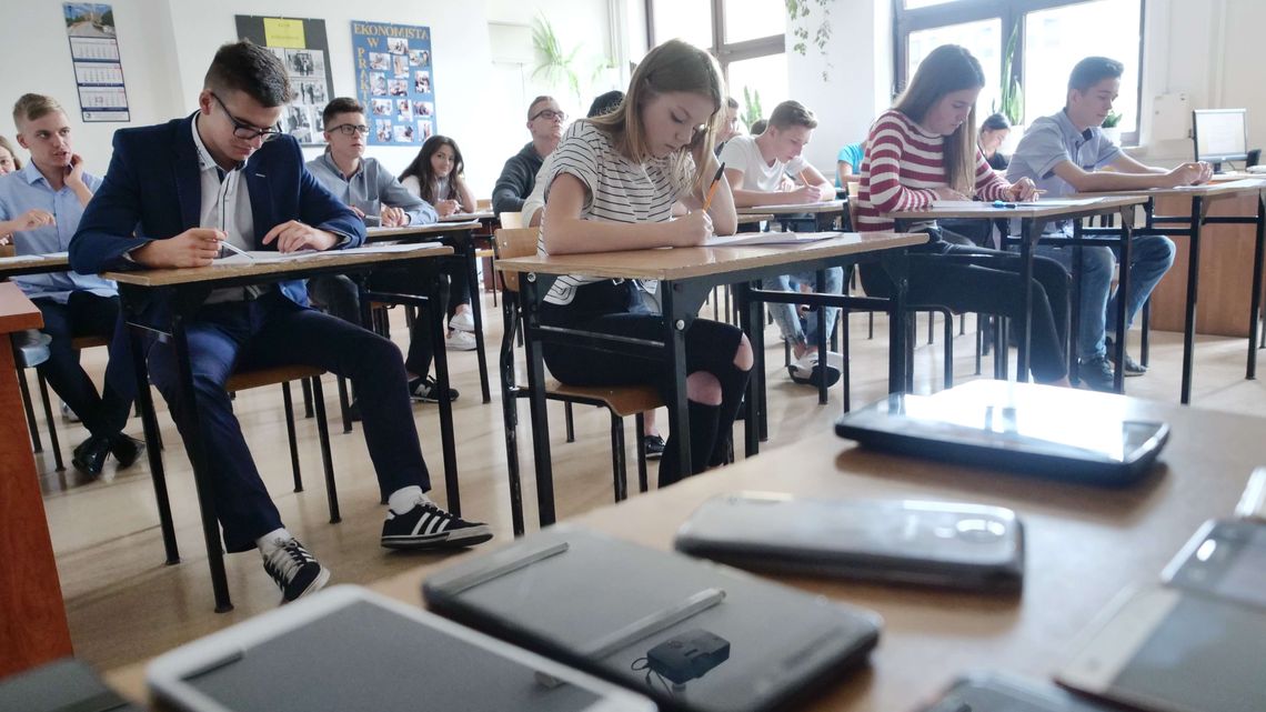 W tej szkole nie ma pustych klas pod koniec roku szkolnego. Piszą małą maturę W tej szkole nie ma pustych klas pod koniec roku szkolnego. Piszą małą maturę