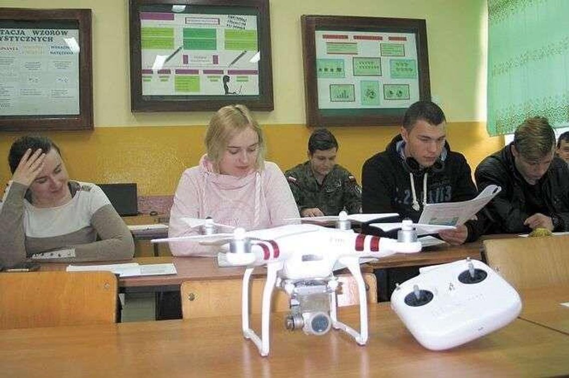 W tej szkole uczniowie nauczą się obsługi drona