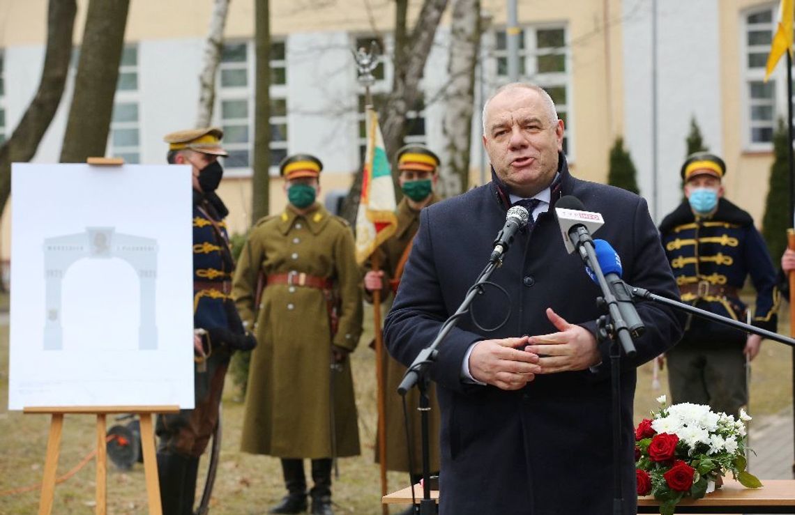 W Tomaszowie Lubelskim stanie łuk triumfalny. Podpis Jacka Sasina W Tomaszowie Lubelskim stanie łuk triumfalny. Podpis Jacka Sasina