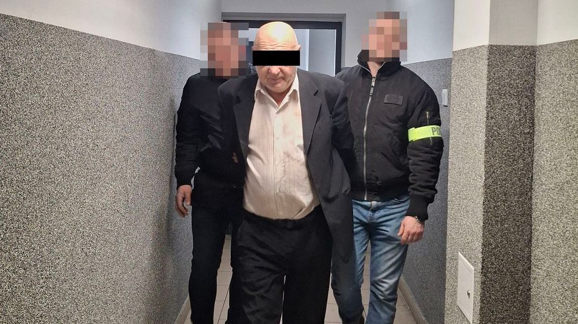 W trakcie ucieczki uderzył w radiowóz W trakcie ucieczki uderzył w radiowóz