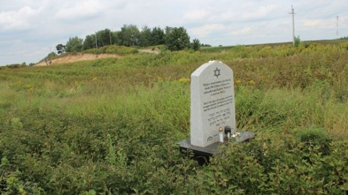 W tym miejscu jest pochowanych 350 osób. Walczą o pamięć o zamordowanych