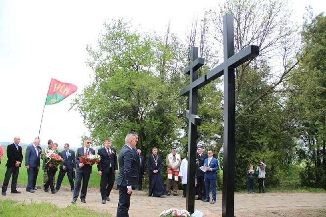 W tym miejscu spoczywa 10 tys. bezimiennych jeńców. Upamiętnią ich krzyże