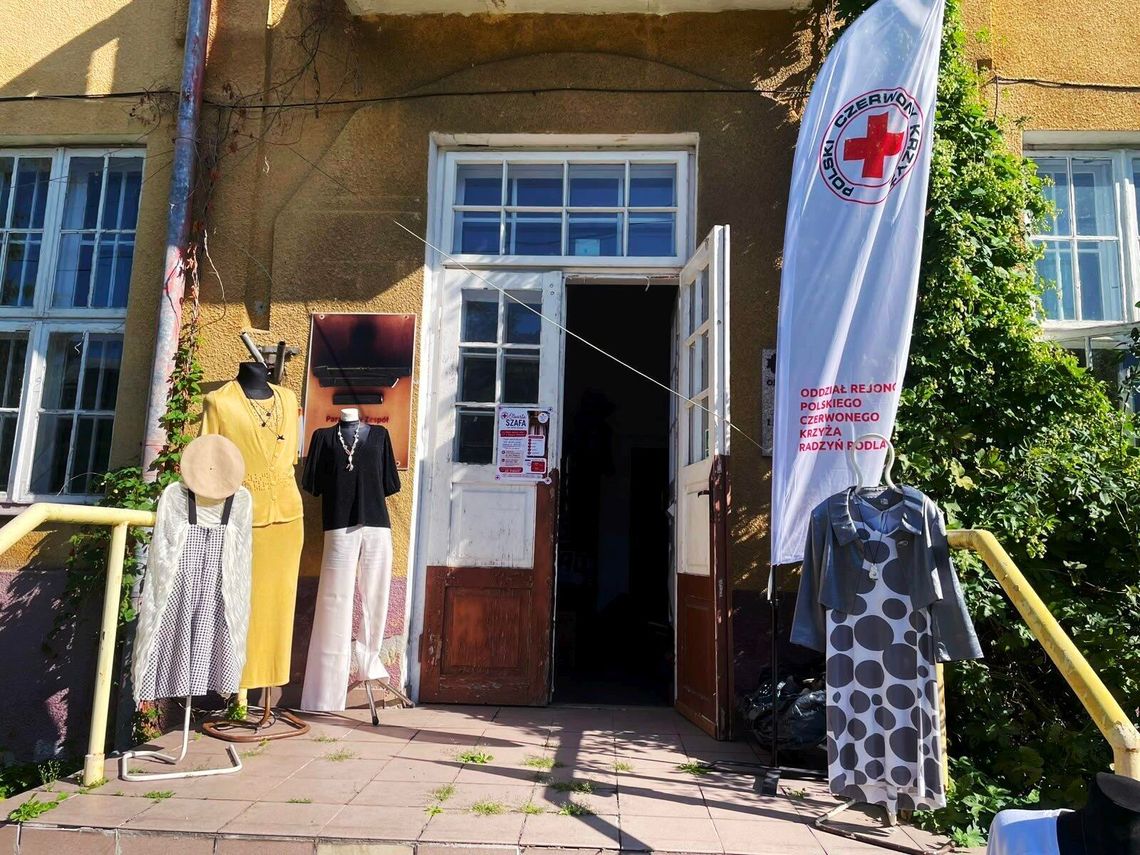 W tym miejscu ubrania dostają drugie życie, a potrzebujący mogą je wziąć za darmo W tym miejscu ubrania dostają drugie życie, a potrzebujący mogą je wziąć za darmo