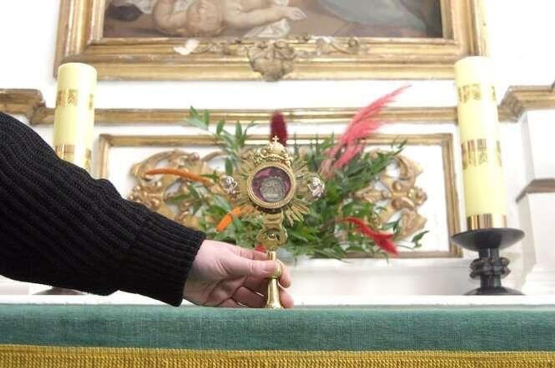 W walentynki w kościele więcej ludzi niż na pasterce. "Chcemy modlić się o prawdziwą miłość" W walentynki w kościele więcej ludzi niż na pasterce. "Chcemy modlić się o prawdziwą miłość"